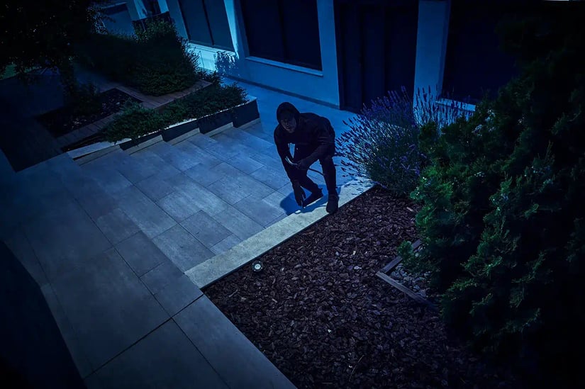 burglar trying to break into house, caught on camera
